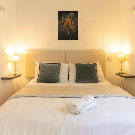 **Sunny And Bright, Thatchers Rock One Bed Beach Front Apartment*** Торки Екстериор снимка