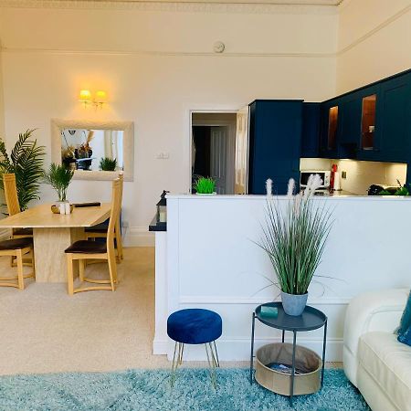 **Sunny And Bright, Thatchers Rock One Bed Beach Front Apartment*** Торки Екстериор снимка