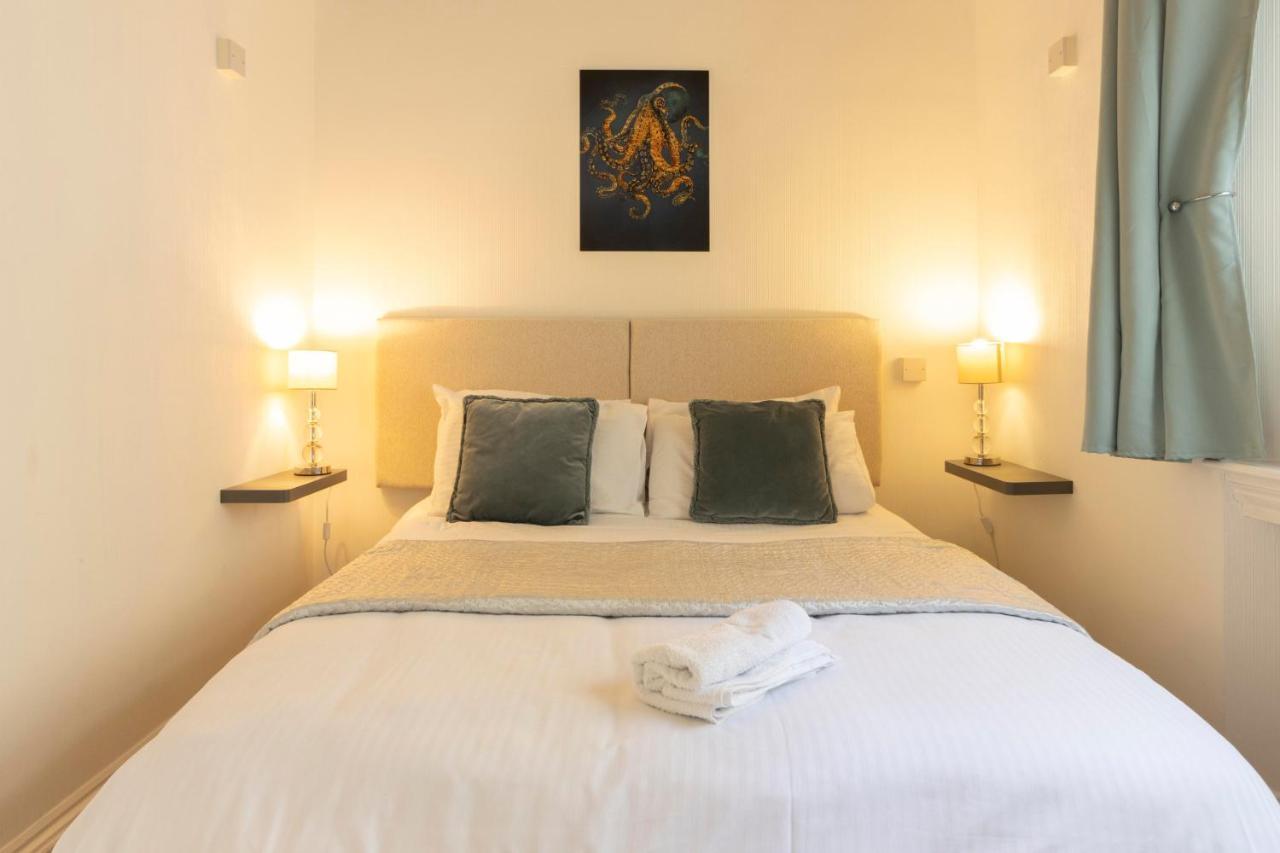 **Sunny And Bright, Thatchers Rock One Bed Beach Front Apartment*** Торки Екстериор снимка