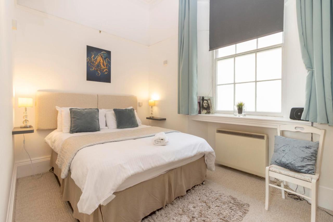 **Sunny And Bright, Thatchers Rock One Bed Beach Front Apartment*** Торки Екстериор снимка