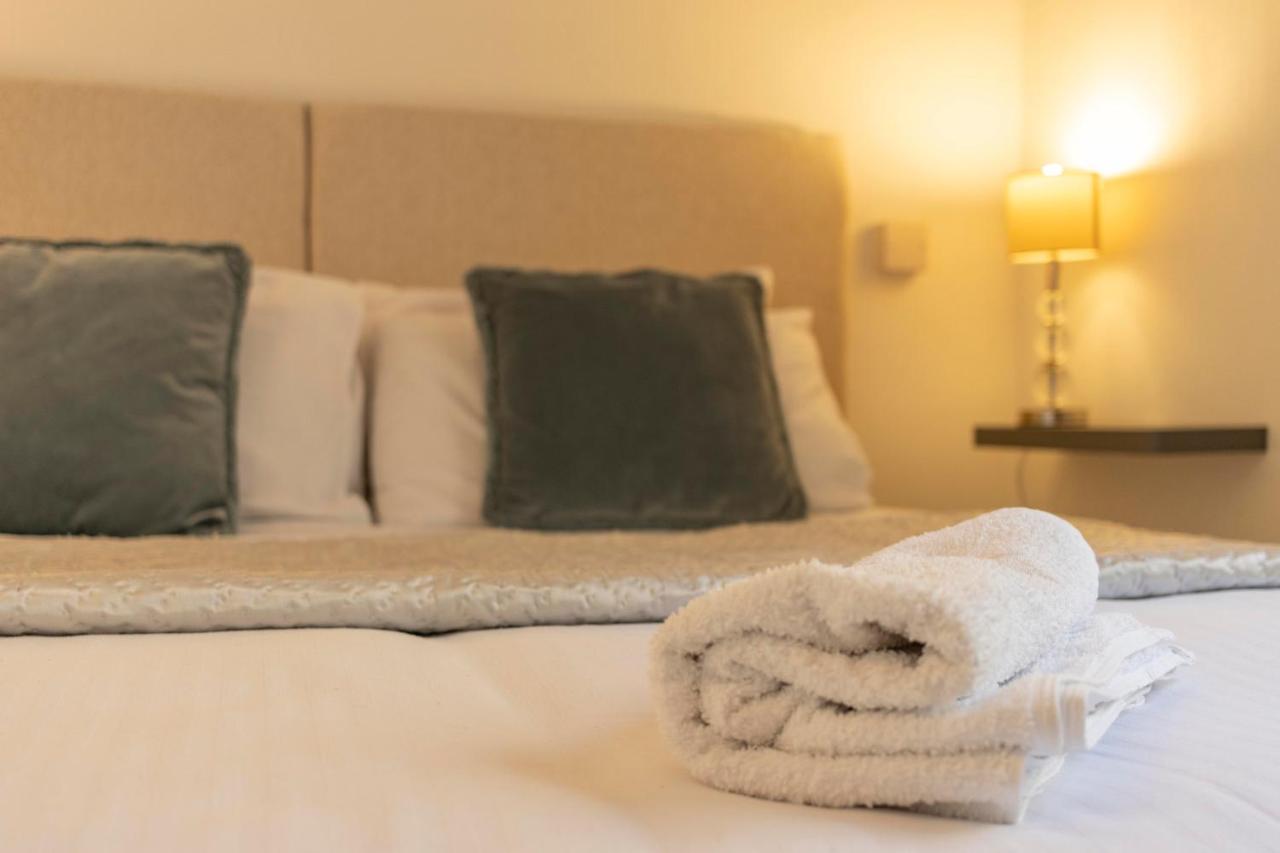 **Sunny And Bright, Thatchers Rock One Bed Beach Front Apartment*** Торки Екстериор снимка