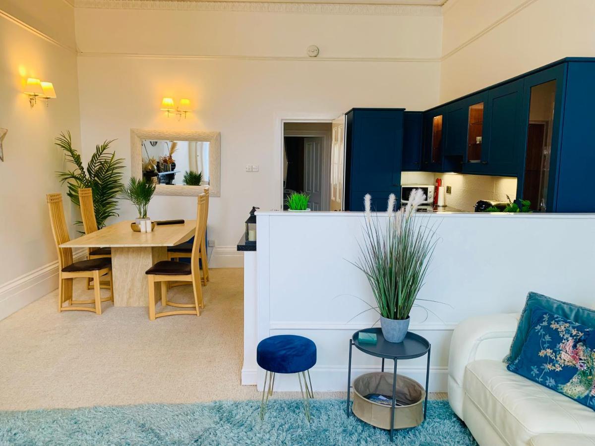 **Sunny And Bright, Thatchers Rock One Bed Beach Front Apartment*** Торки Екстериор снимка