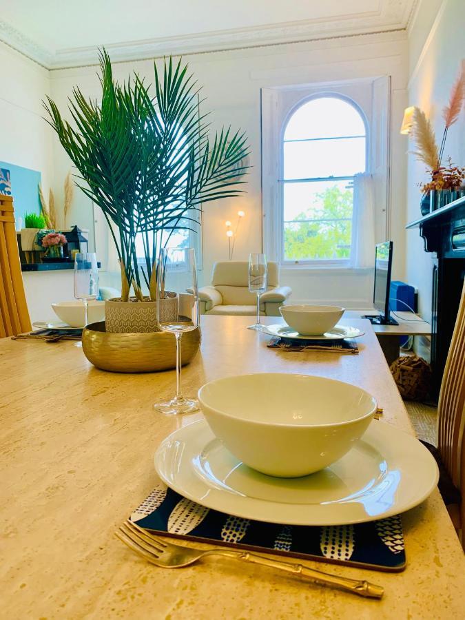 **Sunny And Bright, Thatchers Rock One Bed Beach Front Apartment*** Торки Екстериор снимка