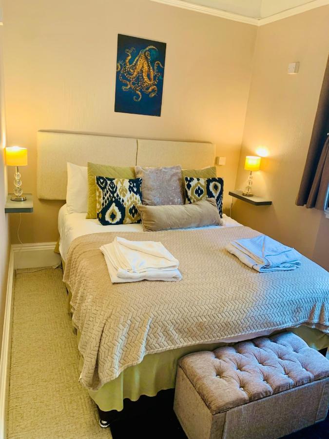 **Sunny And Bright, Thatchers Rock One Bed Beach Front Apartment*** Торки Екстериор снимка