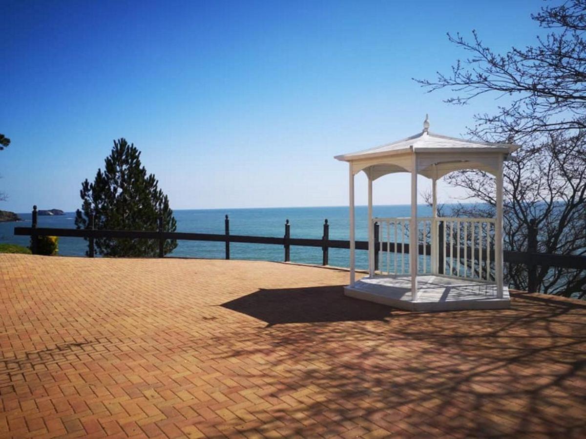 **Sunny And Bright, Thatchers Rock One Bed Beach Front Apartment*** Торки Екстериор снимка