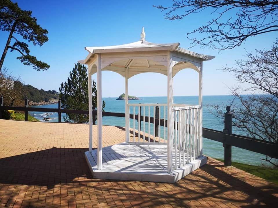 **Sunny And Bright, Thatchers Rock One Bed Beach Front Apartment*** Торки Екстериор снимка