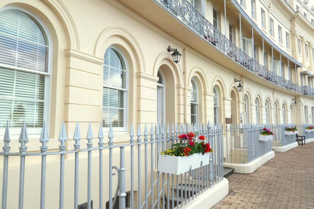 **Sunny And Bright, Thatchers Rock One Bed Beach Front Apartment*** Торки Екстериор снимка