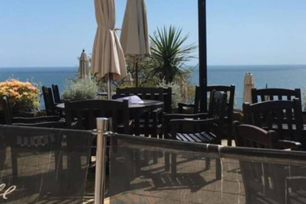 **Sunny And Bright, Thatchers Rock One Bed Beach Front Apartment*** Торки Екстериор снимка