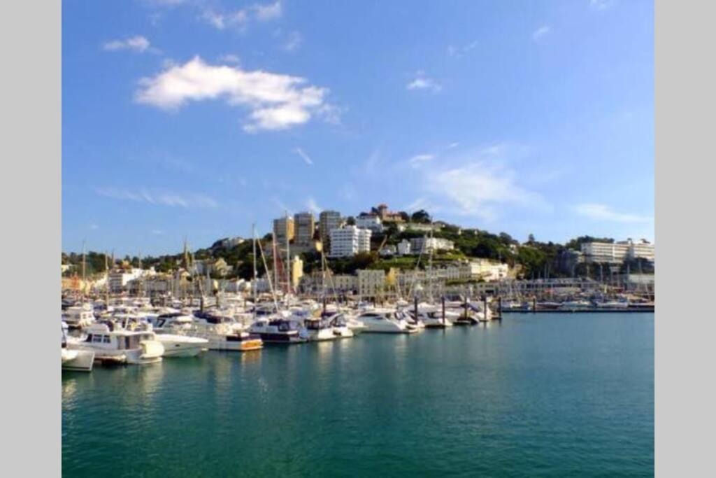 **Sunny And Bright, Thatchers Rock One Bed Beach Front Apartment*** Торки Екстериор снимка