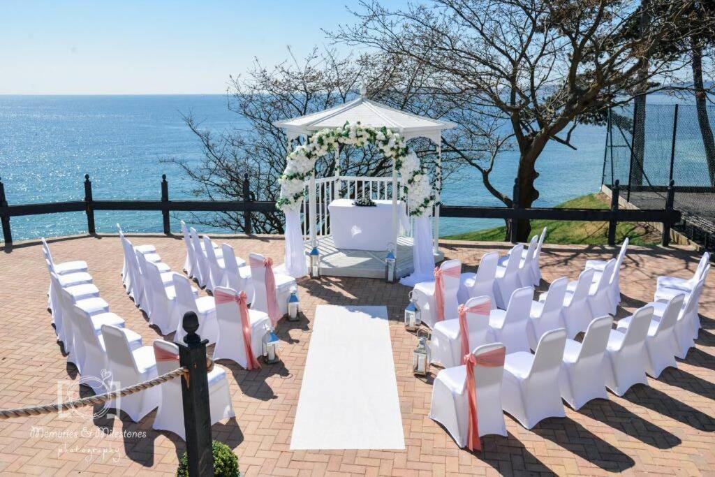 **Sunny And Bright, Thatchers Rock One Bed Beach Front Apartment*** Торки Екстериор снимка