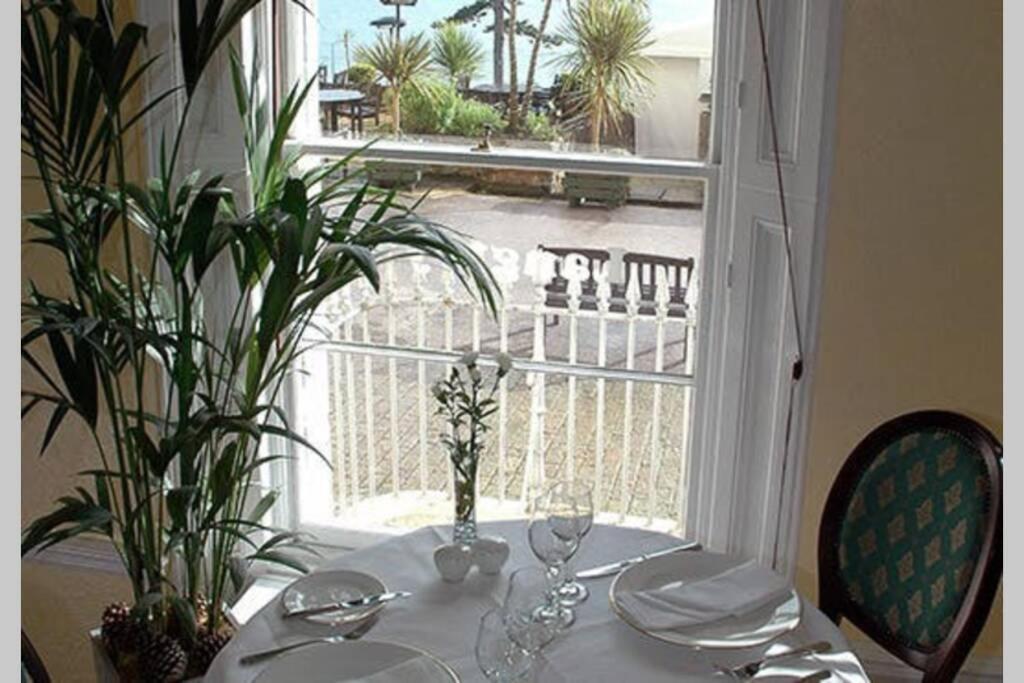 **Sunny And Bright, Thatchers Rock One Bed Beach Front Apartment*** Торки Екстериор снимка