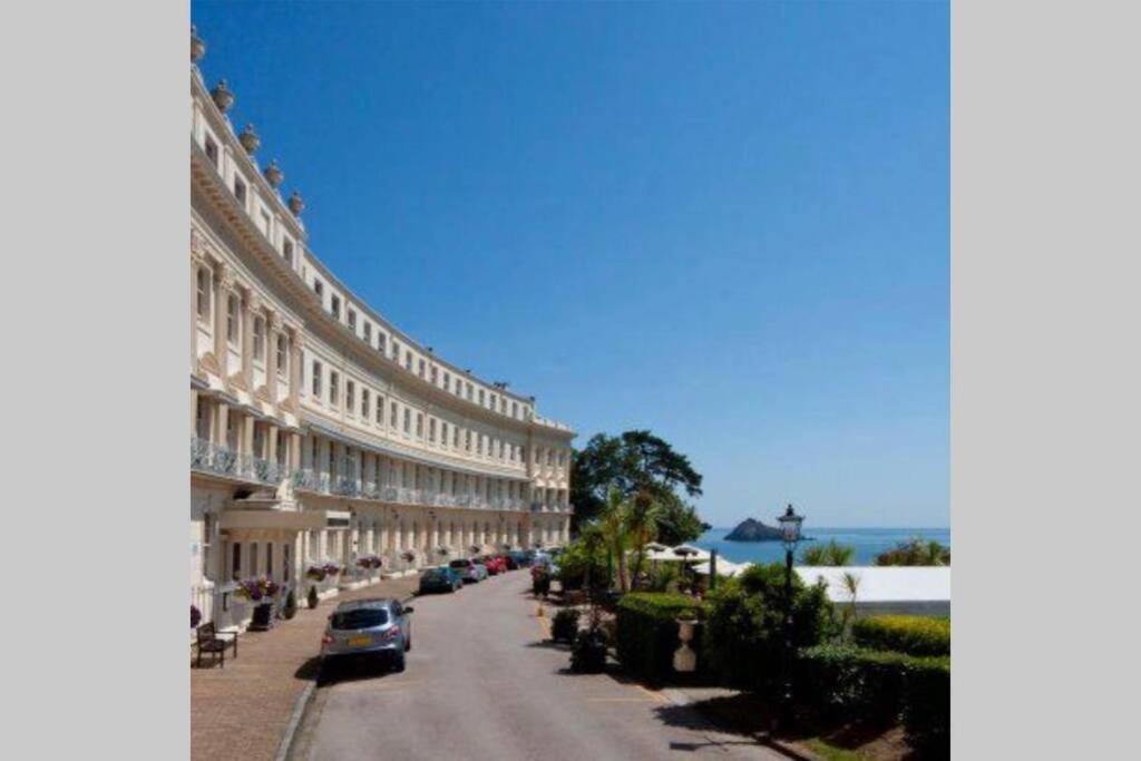 **Sunny And Bright, Thatchers Rock One Bed Beach Front Apartment*** Торки Екстериор снимка