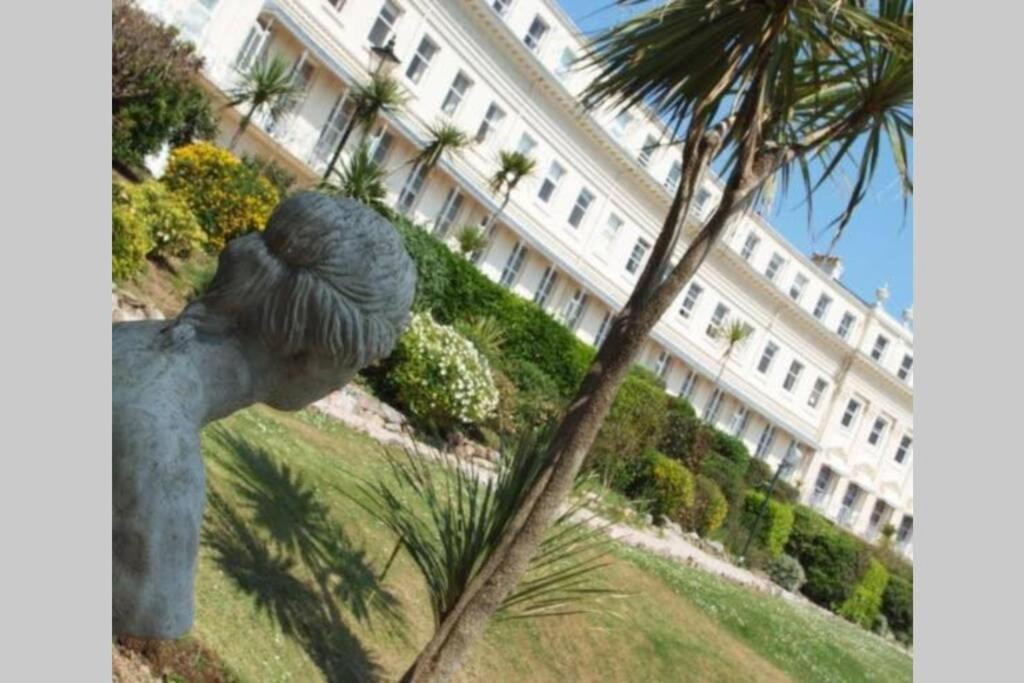 **Sunny And Bright, Thatchers Rock One Bed Beach Front Apartment*** Торки Екстериор снимка